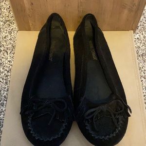 Minnetonka Women’s Moccasins -Black Size 8